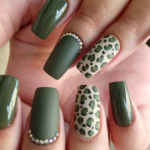 35 photos of nails with military green enamel to bet on the color of the time